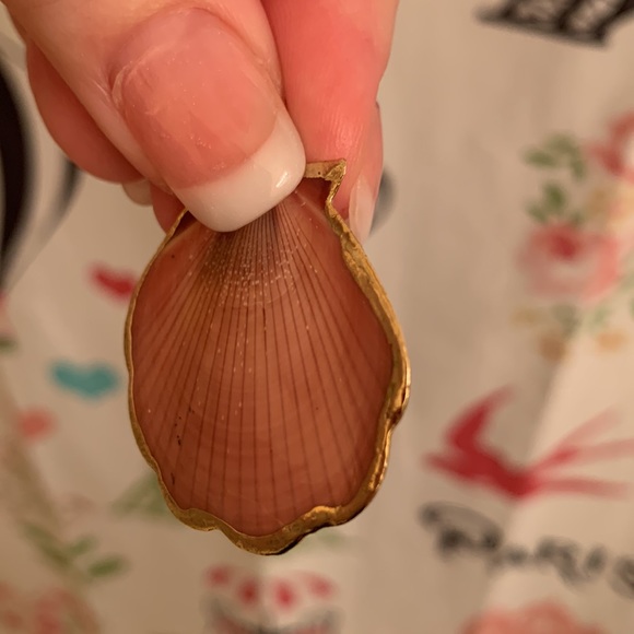 Vintage shell charm with gold border - Picture 3 of 7